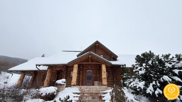 Luxusný zrubový dom*v malebnej obci Podzámčok