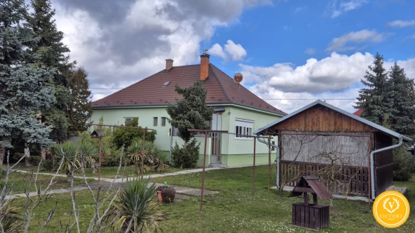 Rodinný dom *s veľkým a krásnym pozemkom 2052 m² v tichej lokalite Gabčíkova