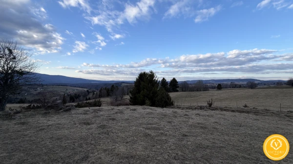 NA PREDAJ*Rozľahlý pozemok*s panoramatickým výhľadom v Detvianskej Hute