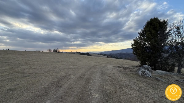 NA PREDAJ*Rozľahlý pozemok*s panoramatickým výhľadom v Detvianskej Hute