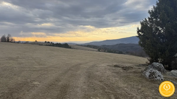 NA PREDAJ*Rozľahlý pozemok*s panoramatickým výhľadom v Detvianskej Hute