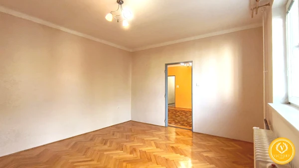 Priestranný 3-izbový 72m2 byt v tehle s výbornou dostupnosťou – Lučenec, Opatová