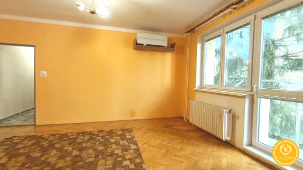 Priestranný 3-izbový 72m2 byt v tehle s výbornou dostupnosťou – Lučenec, Opatová