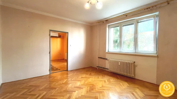 Priestranný 3-izbový 72m2 byt v tehle s výbornou dostupnosťou – Lučenec, Opatová