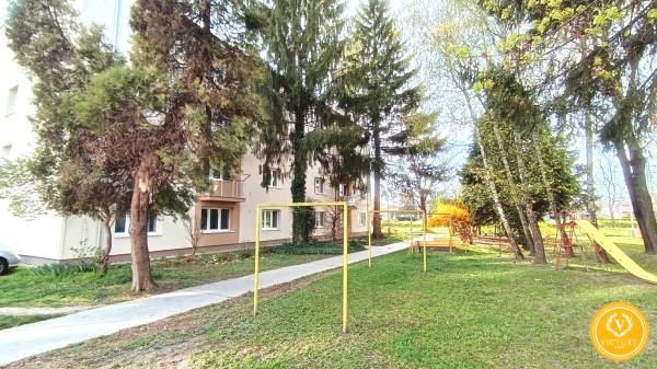 Priestranný 3-izbový 72m2 byt v tehle s výbornou dostupnosťou – Lučenec, Opatová