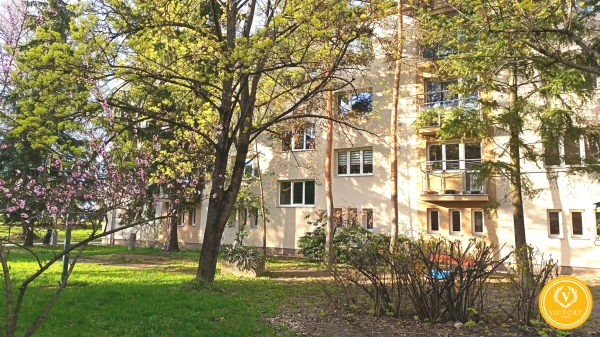 Priestranný 3-izbový 72m2 byt v tehle s výbornou dostupnosťou – Lučenec, Opatová