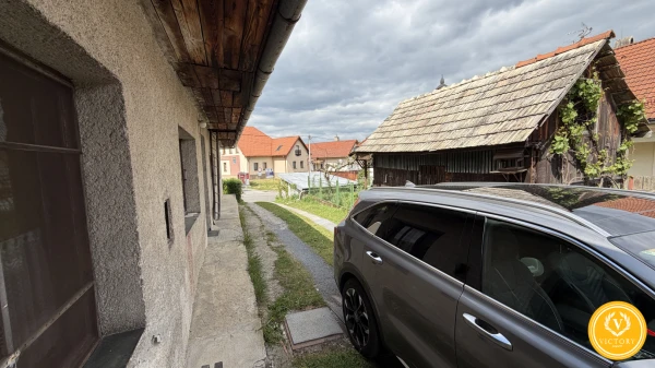 Na predaj:*Dva kamenné domy a veľkorysý pozemok v Kováčovej