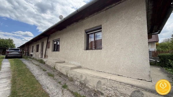 Na predaj:*Dva kamenné domy a veľkorysý pozemok v Kováčovej