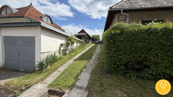 Na predaj:*Dva kamenné domy a veľkorysý pozemok v Kováčovej