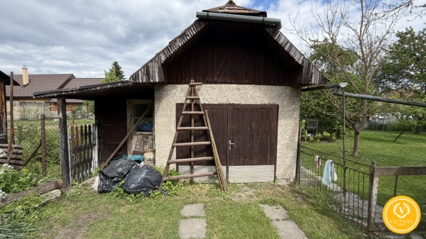 Na predaj:*Dva kamenné domy a veľkorysý pozemok v Kováčovej