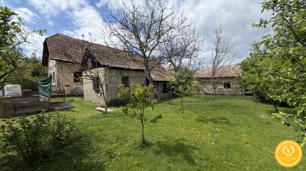 Na predaj:*Dva kamenné domy a veľkorysý pozemok v Kováčovej