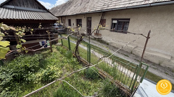 Na predaj:*Dva kamenné domy a veľkorysý pozemok v Kováčovej