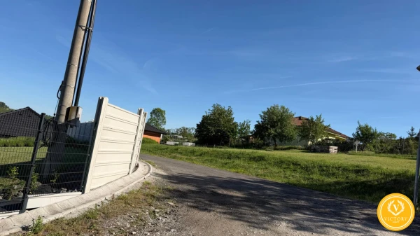 EXKLUZÍVNE: Stavebný pozemok v Modrom Kameni – s projektom a stavebným konaním