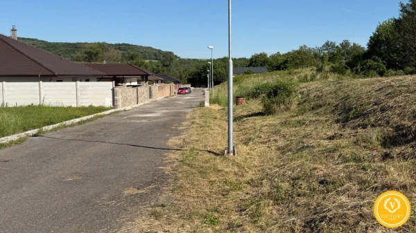 EXKLUZÍVNE: Stavebný pozemok v Modrom Kameni – s projektom a stavebným konaním