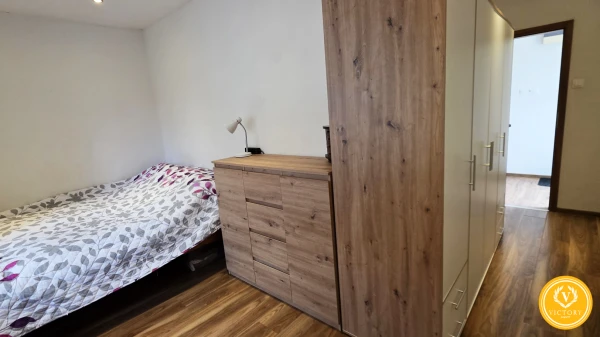 PREDAJ: 4-izbový rodinný dom s letnou kuchyňou, veľkou terasou a malebnou záhradou v Starej Sásovej