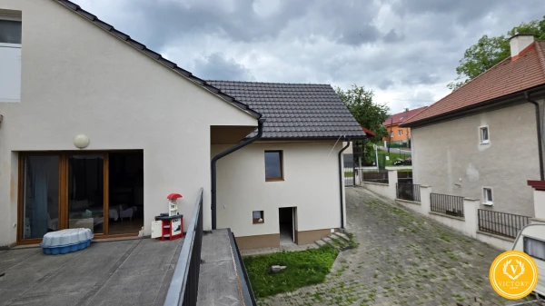 PREDAJ: 4-izbový rodinný dom s letnou kuchyňou, veľkou terasou a malebnou záhradou v Starej Sásovej