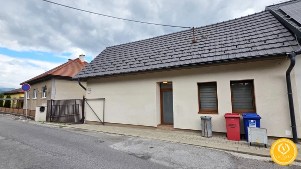 PREDAJ: 4-izbový rodinný dom s letnou kuchyňou, veľkou terasou a malebnou záhradou v Starej Sásovej