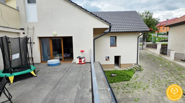 PREDAJ: 4-izbový rodinný dom s letnou kuchyňou, veľkou terasou a malebnou záhradou v Starej Sásovej