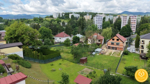 PREDAJ: 4-izbový rodinný dom s letnou kuchyňou, veľkou terasou a malebnou záhradou v Starej Sásovej