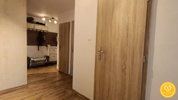 REZERVOVANE Kompletne zrekonštruovaný, slnečný 2-izbový tehlový byt – Valaská, okres Brezno