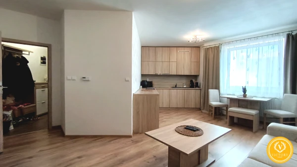 Moderný, takmer neobývaný 2-izbový byt s veľkým rohovým balkónom v novostavbe na ul. Cintorínska, Lučenec
