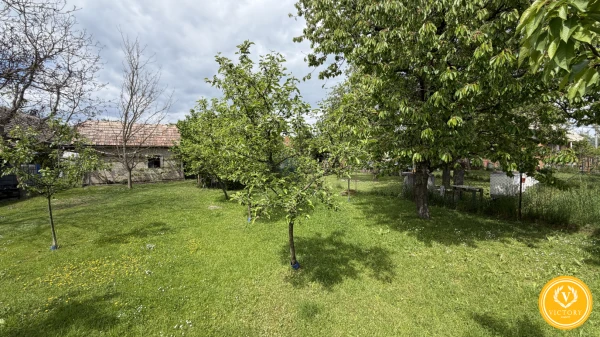 Pozemok 744 m²*v Kováčovej s pôvodným kamenným domom – rekonštrukcia alebo nová stavba