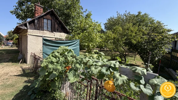 Pozemok 744 m²*v Kováčovej s pôvodným kamenným domom – rekonštrukcia alebo nová stavba