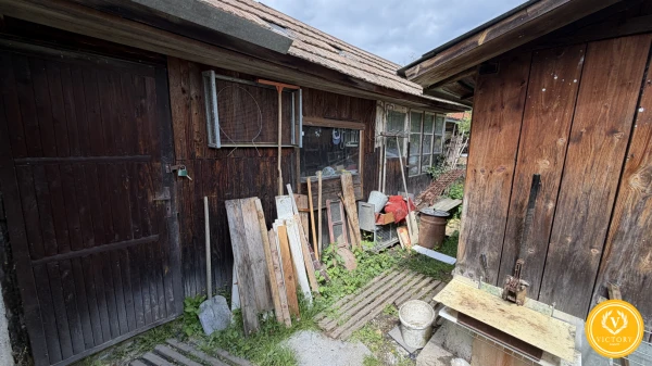 Pozemok 744 m²*v Kováčovej s pôvodným kamenným domom – rekonštrukcia alebo nová stavba