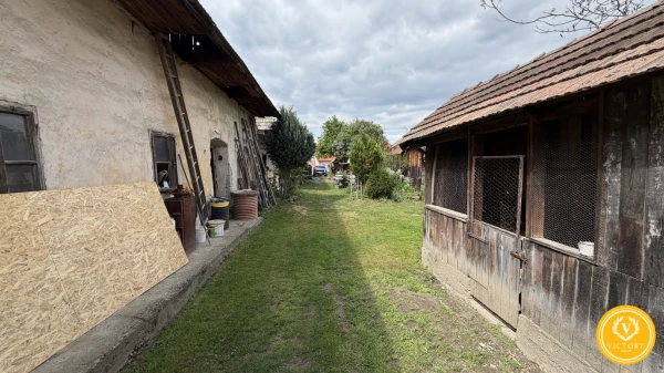 Pozemok 744 m²*v Kováčovej s pôvodným kamenným domom – rekonštrukcia alebo nová stavba