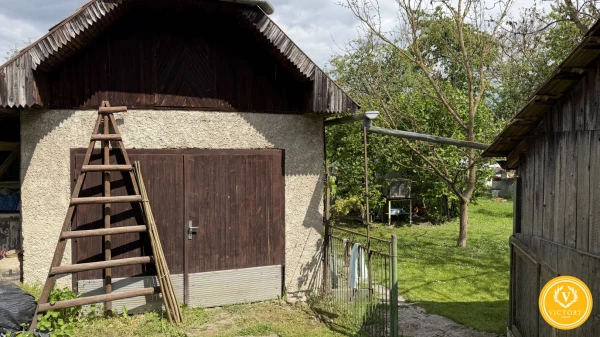 Pozemok 744 m²*v Kováčovej s pôvodným kamenným domom – rekonštrukcia alebo nová stavba