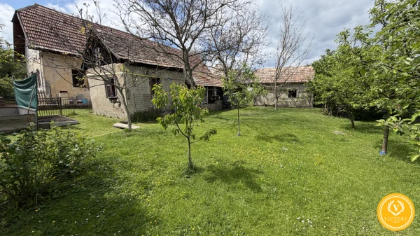 Pozemok 744 m²*v Kováčovej s pôvodným kamenným domom – rekonštrukcia alebo nová stavba
