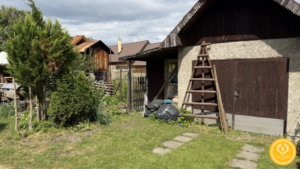 Pozemok 744 m²*v Kováčovej s pôvodným kamenným domom – rekonštrukcia alebo nová stavba