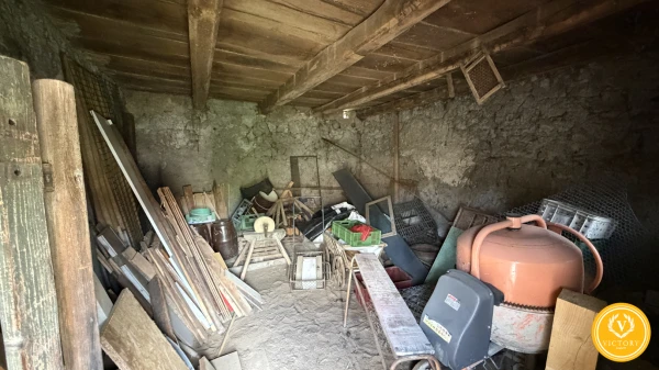 Pozemok 744 m²*v Kováčovej s pôvodným kamenným domom – rekonštrukcia alebo nová stavba
