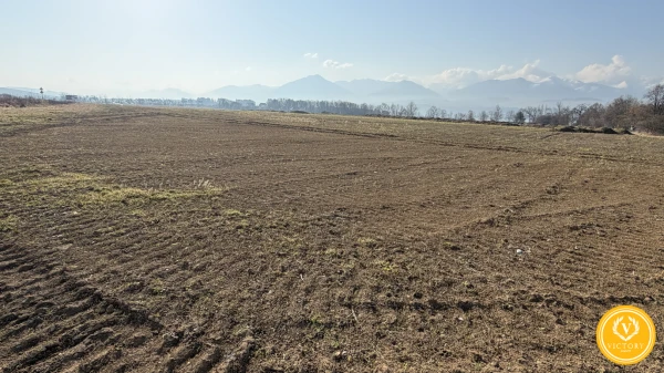 Rovinatá parcela 645 m² s pešou dostupnosťou k vode a kempu, Liptovský Trnovec