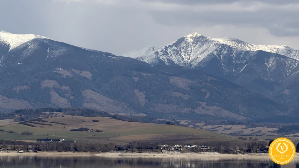 Rovinatá parcela 645 m² s pešou dostupnosťou k vode a kempu, Liptovský Trnovec