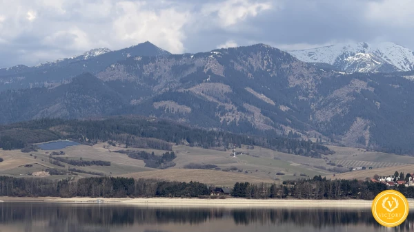 Rovinatá parcela 645 m² s pešou dostupnosťou k vode a kempu, Liptovský Trnovec