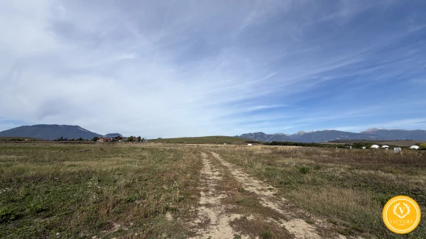 Rovinatá parcela 645 m² s pešou dostupnosťou k vode a kempu, Liptovský Trnovec