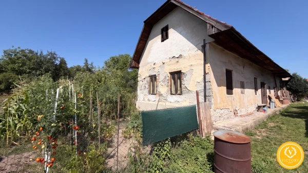 Pozemok 744 m²*v Kováčovej s pôvodným kamenným domom – rekonštrukcia alebo nová stavba