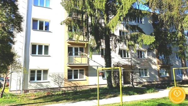 Priestranný 3-izbový 72m2 byt v tehle s výbornou dostupnosťou – Lučenec, Opatová