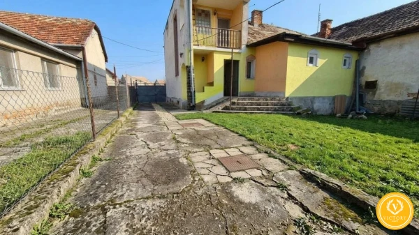 Priestranný poschodový rodinný dom vo Fiľakove
