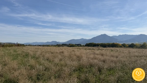 Rovinatá parcela 645 m² s pešou dostupnosťou k vode a kempu, Liptovský Trnovec