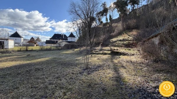 Stavebný pozemok 1 057 m² pod hradným kopcom v Divíne, so všetkými sieťami