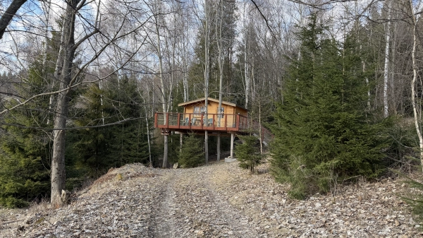 UNIKÁTNY INVESTIČNÝ CELOK NA PODPOĽANÍ: Panoramatický pozemok 8 564 m² so štýlovou 