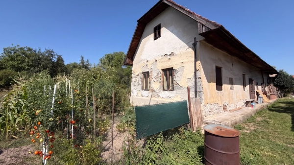 Kamenný rodinný dom na kompletnú rekonštrukciu*s rozľahlým pozemkom*v Kováčovej